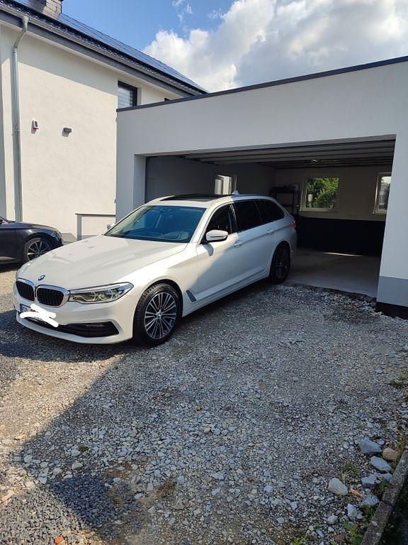 Weiß Gebraucht 2019 BMW 525 Sport Line Kombi | 18.999 € (Fairer Preis) - Bild 1/4