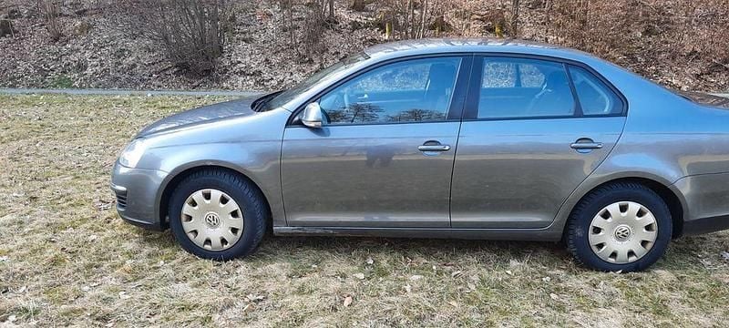 Gebraucht VW Jetta Trendline 102 PS (75 kW) 2010 Grau Limousine