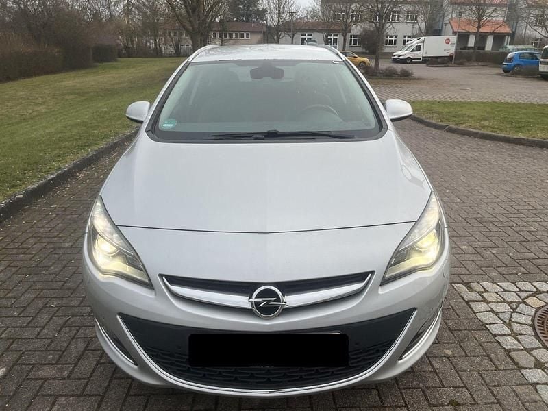 Gebraucht Opel Astra Edition 170 PS (125 kW) 2013 Silber Kombi