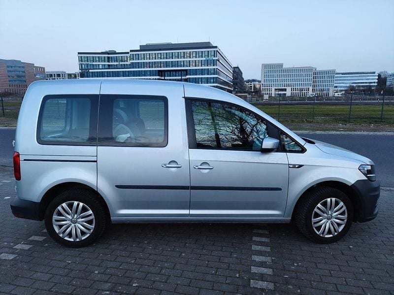 Gebraucht VW Caddy Trendline 125 PS (91 kW) 2015 Silber Van / Kleinbus
