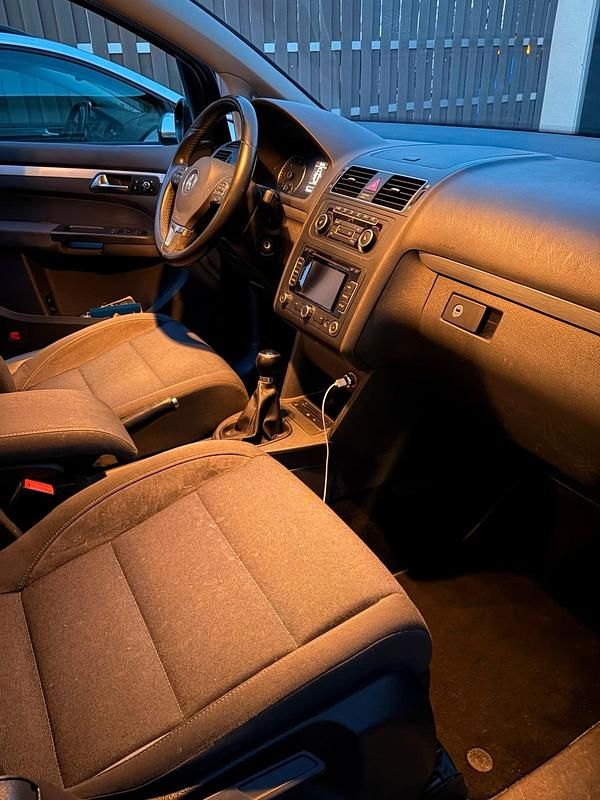 Gebraucht VW Touran 105 PS (77 kW) 2012 Schwarz Van / Kleinbus