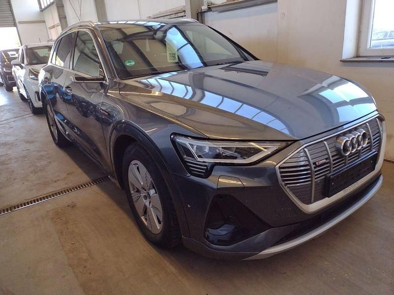 Grau Gebraucht 2020 Audi e-tron S-Line SUV | 29.990 € (Superpreis) - Bild 1/4