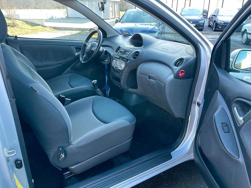 Gebraucht Toyota Yaris 65 PS (47 kW) 2005 Silber Kleinwagen