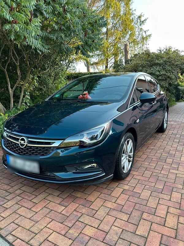 Grün Gebraucht 2017 Opel Astra Limousine | 10.200 € (Fairer Preis) - Bild 1/4