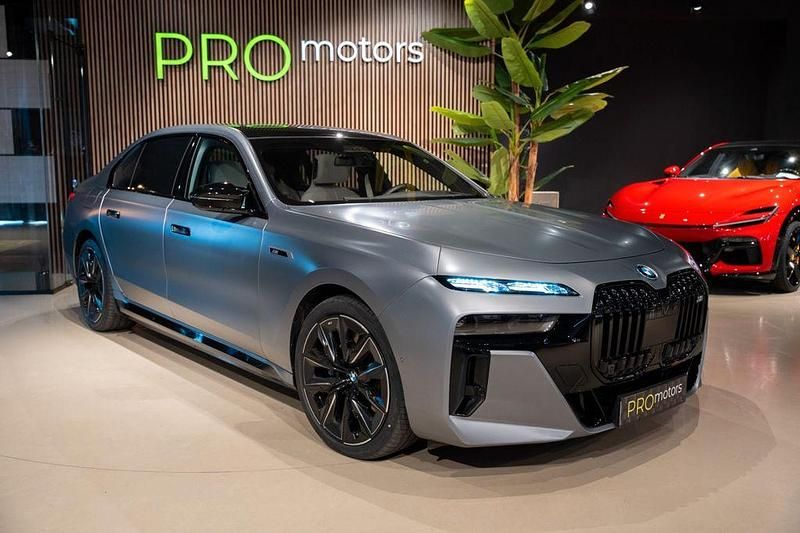 Grau Gebraucht 2023 BMW M760e Limousine | 115.000 € (Guter Preis) - Bild 1/4