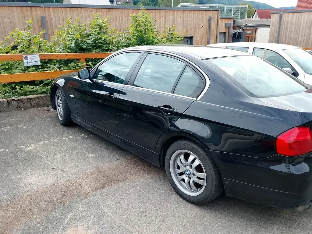 Gebraucht BMW 320 184 PS (135 kW) 2012 Schwarz Limousine