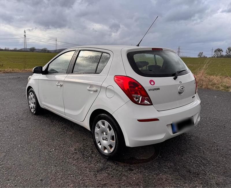 Gebraucht Hyundai i20 90 PS (66 kW) 2014 Weiß Kleinwagen