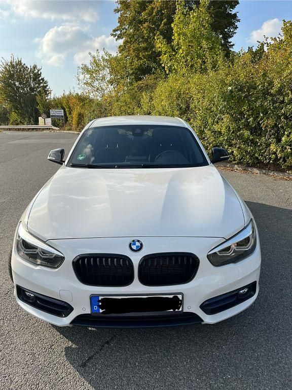 Weiß Gebraucht 2019 BMW 118 Sport Line Kleinwagen | 19.500 € (Fairer Preis) - Bild 1/4
