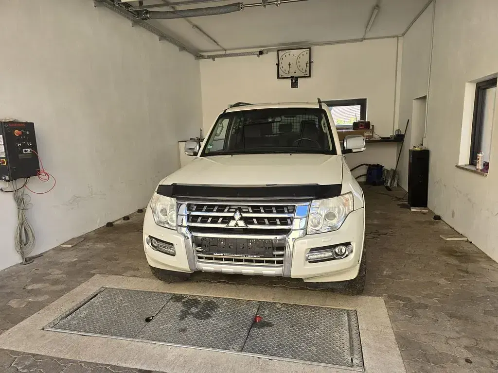 Gebraucht Mitsubishi Pajero Top 200 PS (147 kW) 2015 Weiß SUV