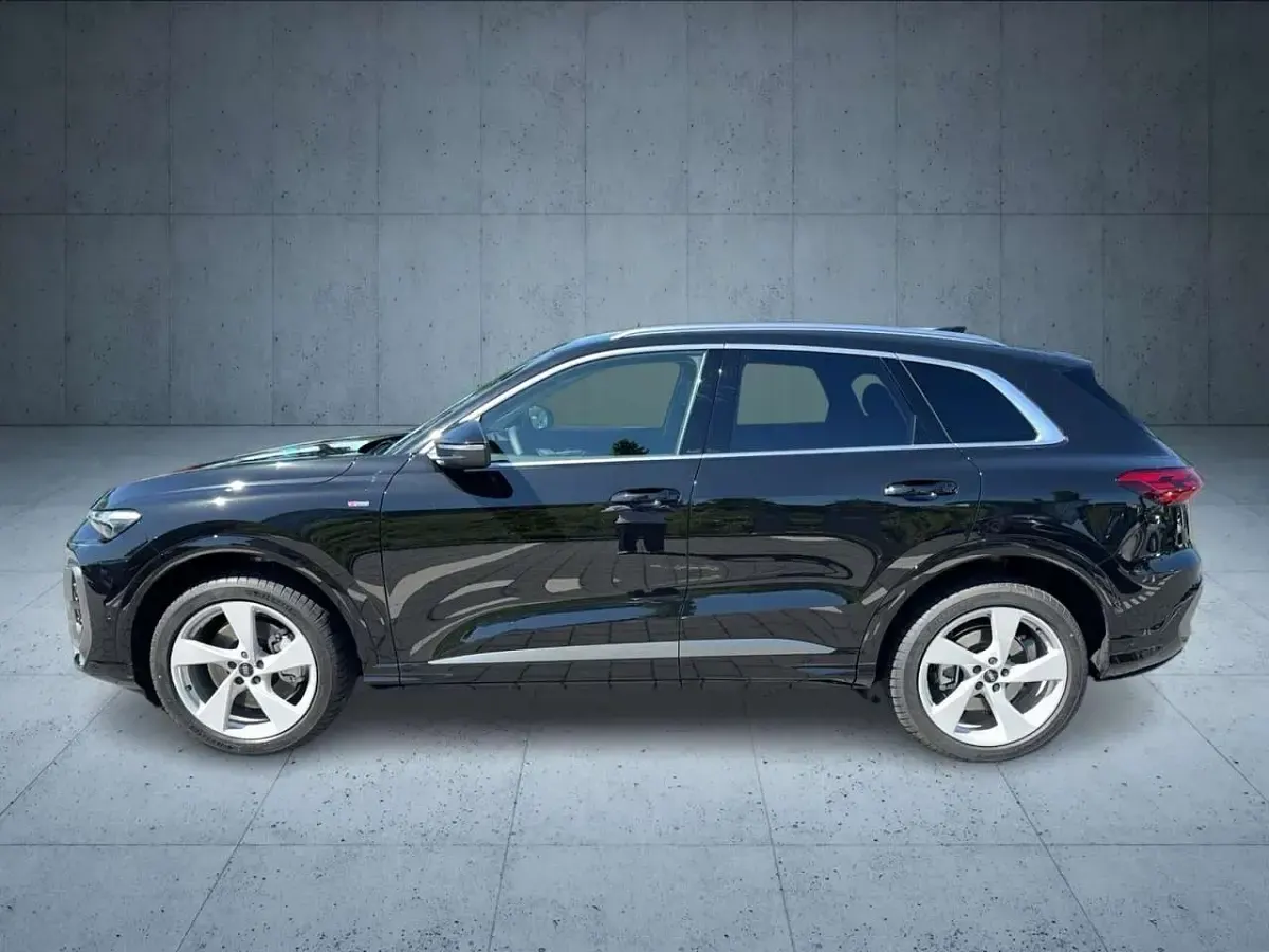 Second-hand Audi Q5 Sport 204 CP (150 kW) 2026 Negru SUV