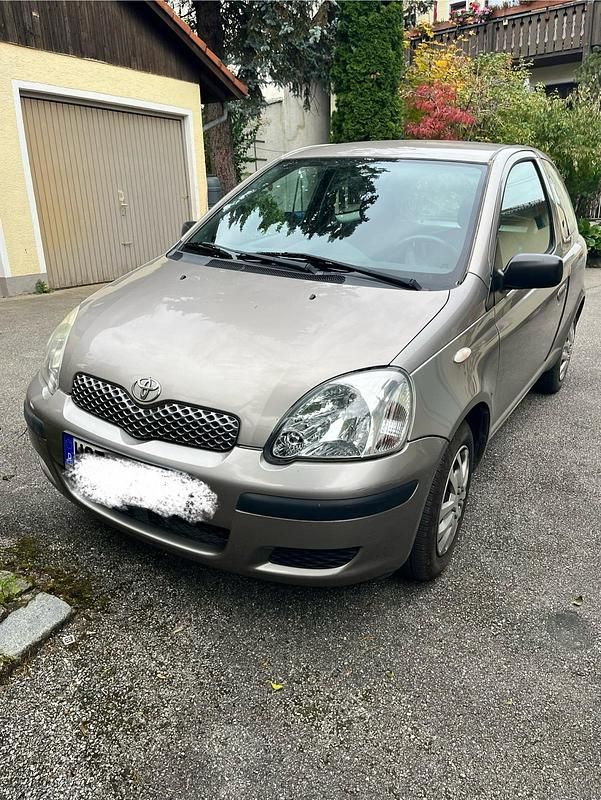 Silber Gebraucht 2003 Toyota Yaris Kleinwagen | 1.150 € - Bild 1/4