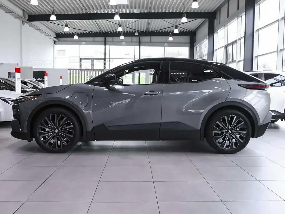 Neu Toyota C-HR+ Lounge 252 kW (343 PS) 2026 Mineral metallic/black SUV