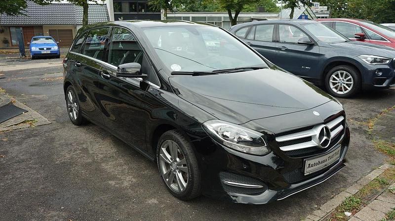 Schwarz Gebraucht 2017 Mercedes B200 Urban Van / Kleinbus | 12.950 € (Guter Preis) - Bild 1/4