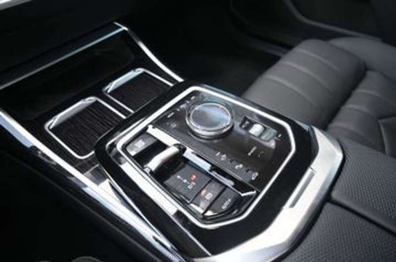 Gebraucht BMW 740 Sport Line 286 PS (210 kW) 2024 Saphirschwarz metallic Limousine