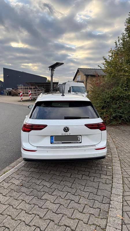 Weiß Gebraucht 2022 VW Golf VIII IQ Drive Kombi | 22.850 € (Fairer Preis) - Bild 1/4