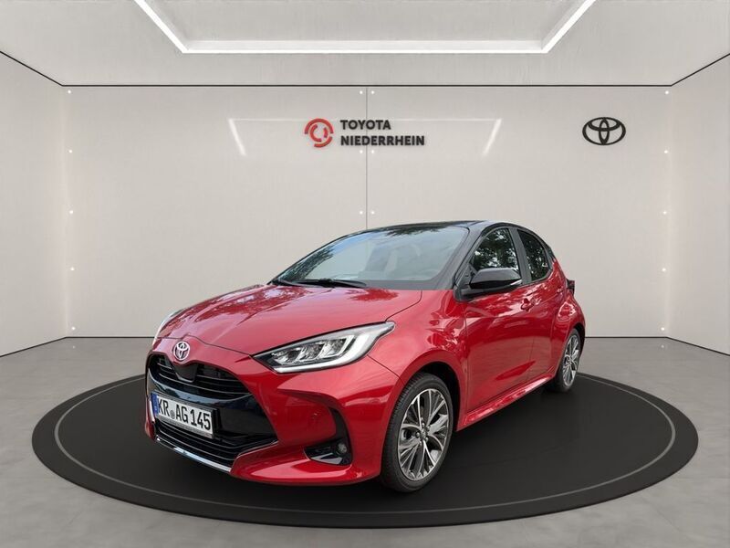 Rot Gebraucht 2024 Toyota Yaris Hybrid Plus Limousine | 26.888 € (Fairer Preis) - Bild 1/4