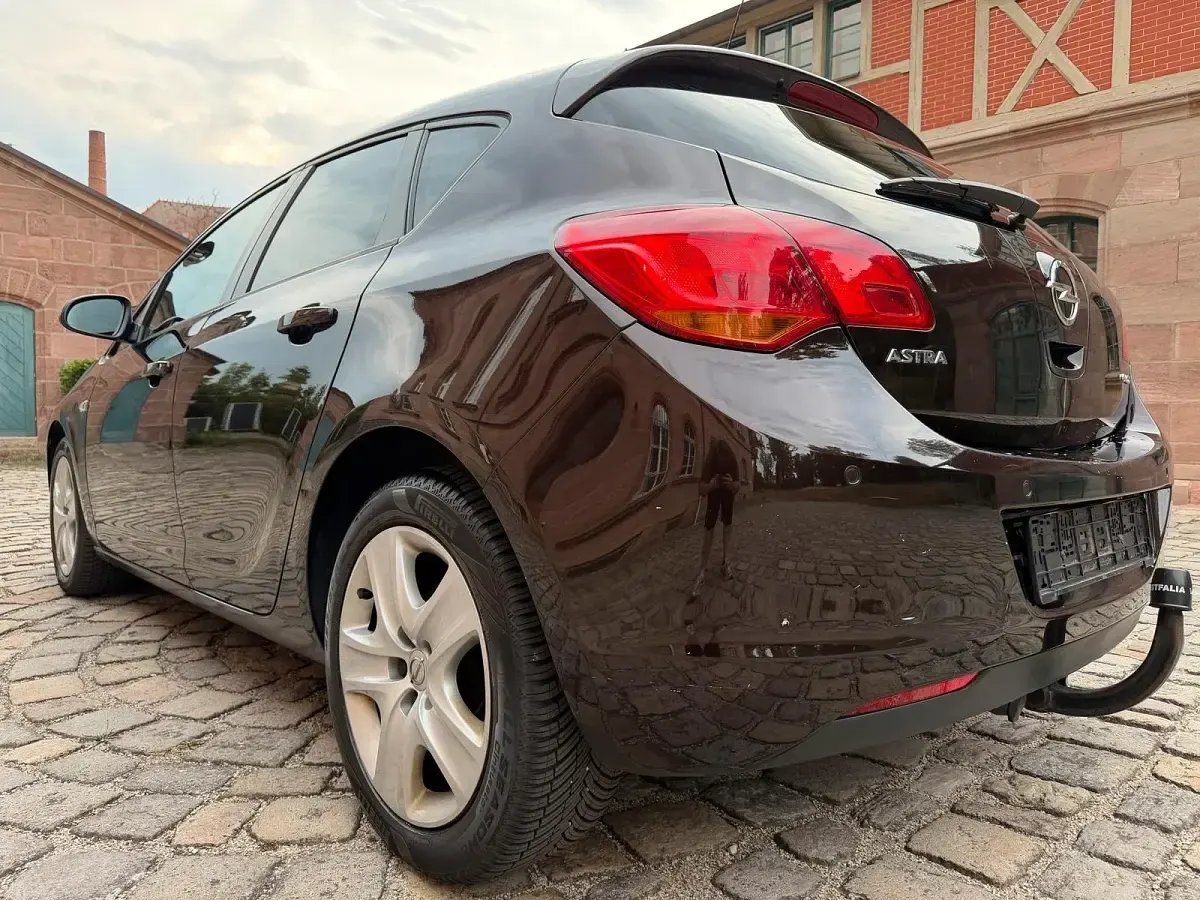 Gebraucht Opel Astra Design Edition 131 PS (96 kW) 2011 Braun Limousine