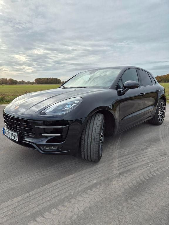 Schwarz Gebraucht 2017 Porsche Macan Turbo Performance Package SUV | 47.600 € (Fairer Preis) - Bild 1/4