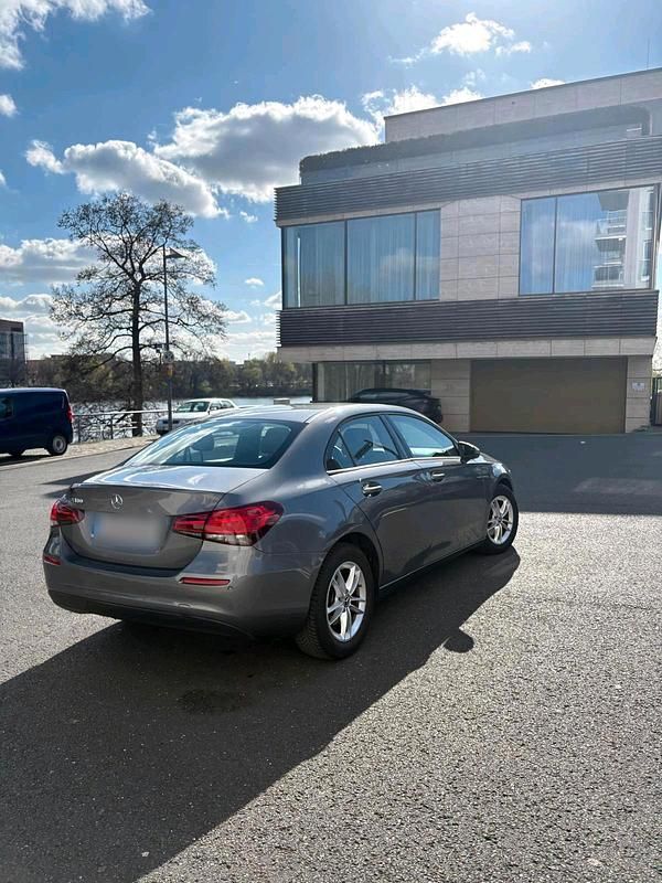 Gebraucht Mercedes A180 136 PS (100 kW) 2020 Grau Limousine