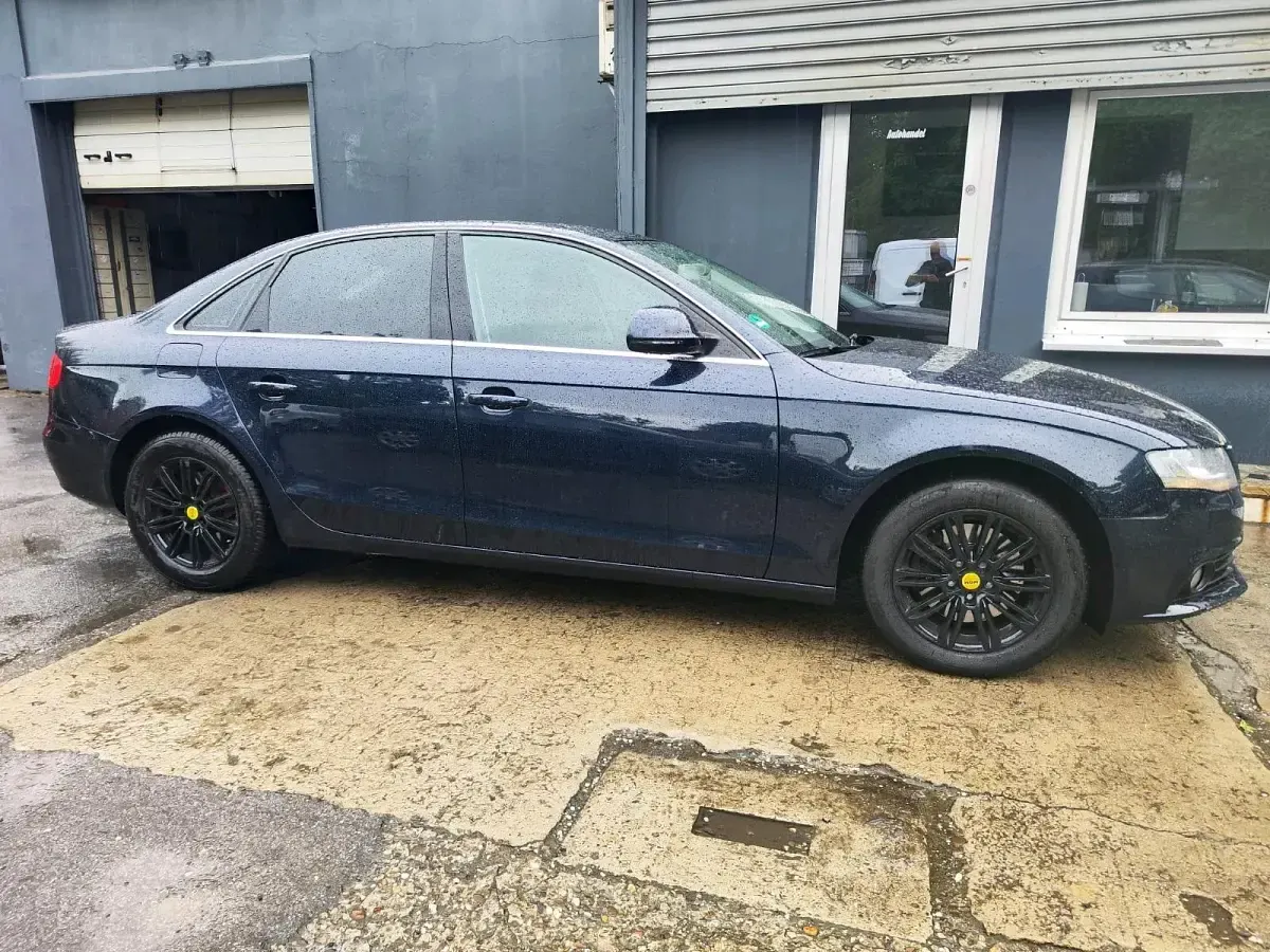 Używany Audi A4 120 KM (88 kW) 2009 Niebieski Sedan/Limuzyna