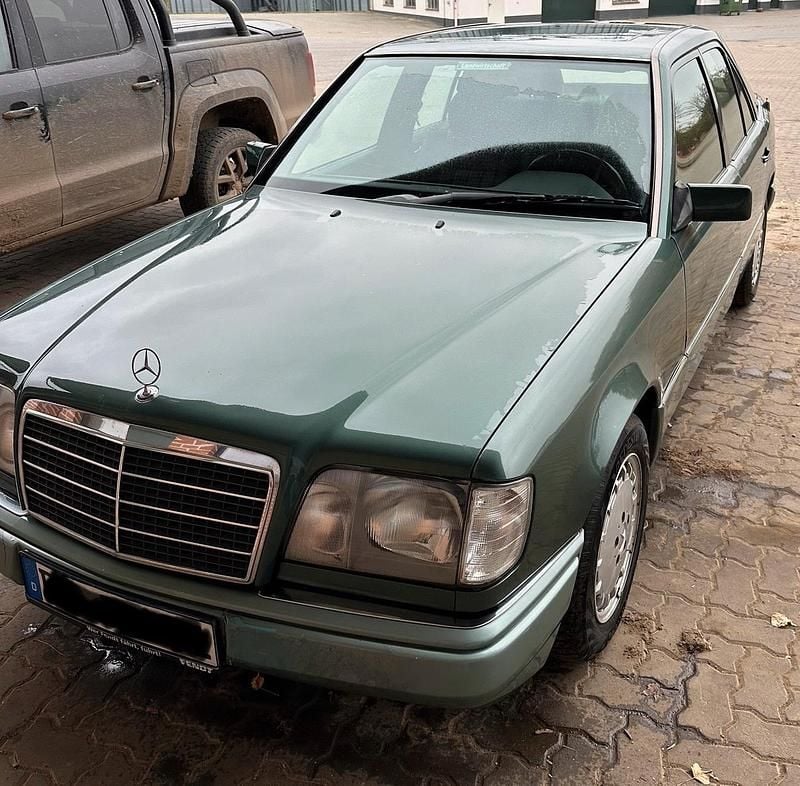 Grün Gebraucht 1994 Mercedes E200 Limousine | 3.600 € - Bild 1/4
