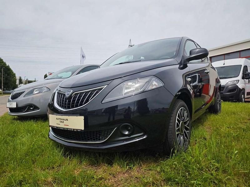 Scorpione schwarz Gebraucht 2024 Lancia Ypsilon Kleinwagen | 20.990 € - Bild 1/4