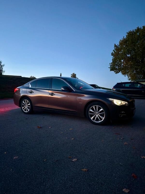 Braun Gebraucht 2018 Infiniti Q50 Limousine | 11.000 € (Fairer Preis) - Bild 1/4
