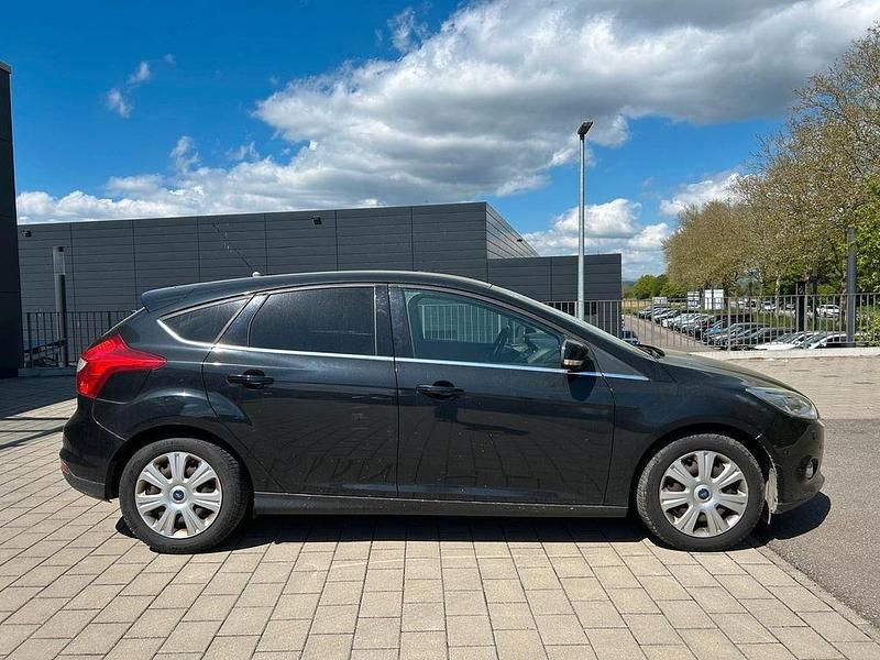 Usado Ford Focus Titanium 101 CV (74 kW) 2012 Negro Berlina