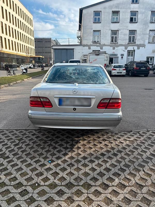 Gebraucht Mercedes E320 224 PS (164 kW) 2000 Grau Limousine