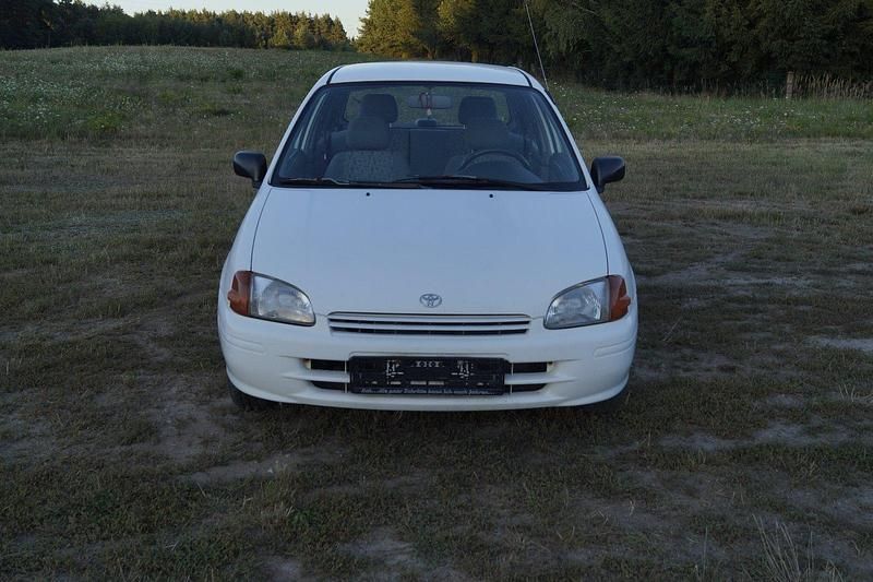 Gebraucht Toyota Starlet 75 PS (55 kW) 1999 Weiß Kleinwagen