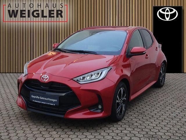 Rot Gebraucht 2024 Toyota Yaris Hybrid Comfort Limousine | 21.790 € (Superpreis) - Bild 1/4