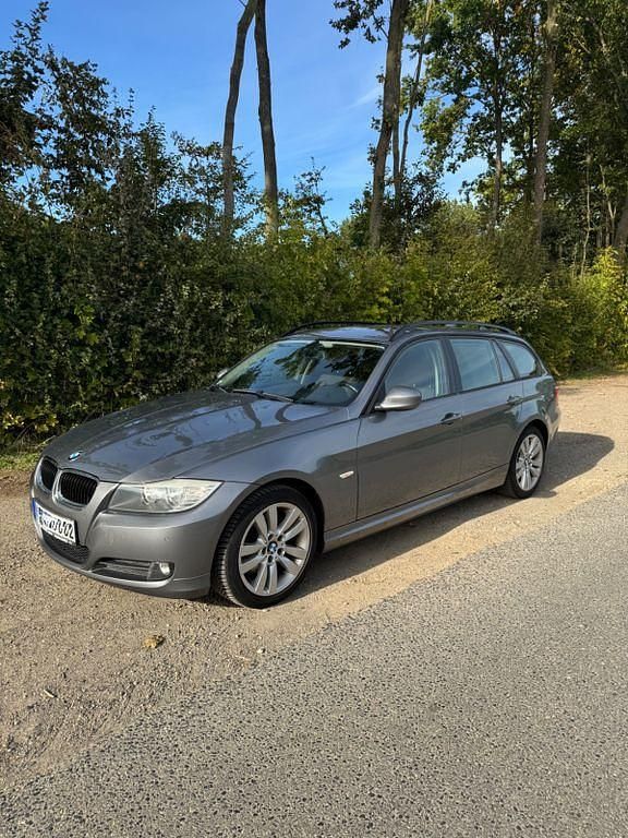 Grau Gebraucht 2009 BMW 320 M Sport Kombi | 4.700 € (Guter Preis) - Bild 1/4