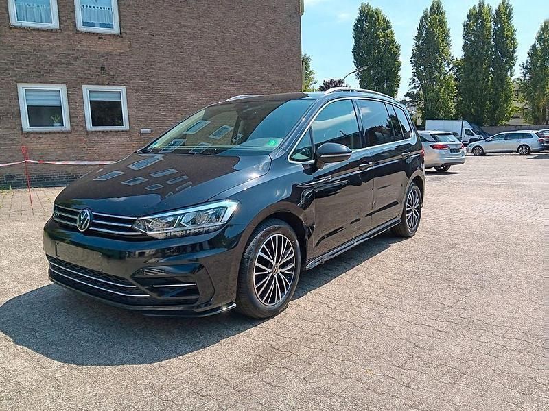 Deep black pereffekt Gebraucht 2023 VW Touran Highline Van / Kleinbus | 21.990 € (Guter Preis) - Bild 1/4