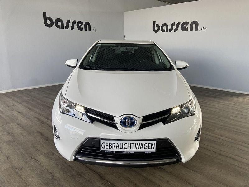 Schneeweiß Gebraucht 2014 Toyota Auris Hybrid Life+ Limousine | 10.990 € (Guter Preis) - Bild 1/4