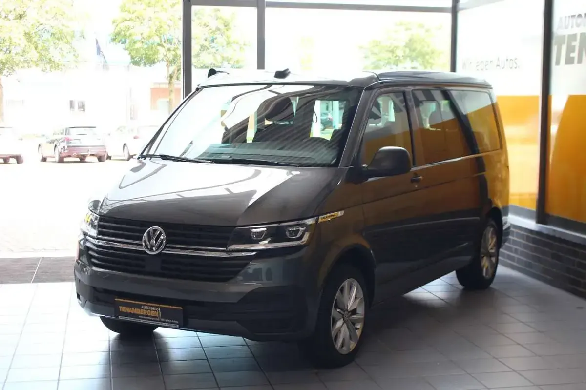 Gebraucht VW California Beach 150 PS (110 kW) 2023 Indiumgrau metallic Van