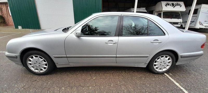 Second-hand Mercedes E200 163 CP (119 kW) 2000 Argintiu Berlinǎ