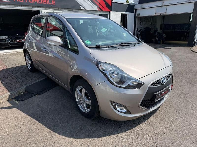 Grau Gebraucht 2017 Hyundai ix20 Trend Van / Kleinbus | 9.990 € (Guter Preis) - Bild 1/4
