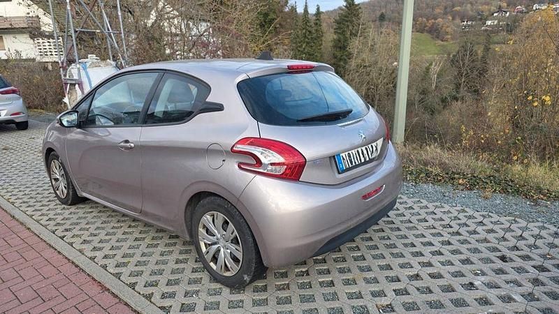 Grau Gebraucht 2012 Peugeot 208 Allure Kleinwagen | 3.200 € (Guter Preis) - Bild 1/4