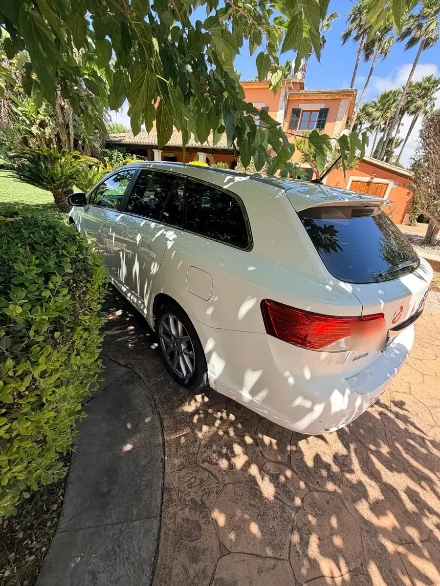 Gebraucht Toyota Avensis 148 PS (108 kW) 2011 Weiß Kombi