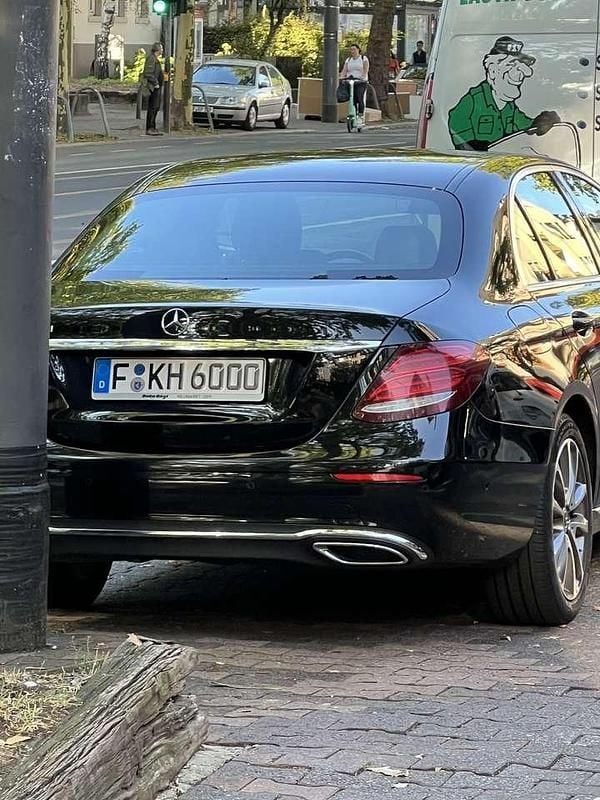 Schwarz Gebraucht 2017 Mercedes E220 Limousine | 22.900 € (Fairer Preis) - Bild 1/4