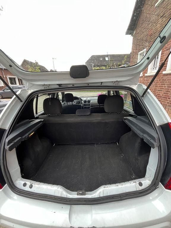 Gebraucht Dacia Sandero 75 PS (55 kW) 2011 Weiß Limousine