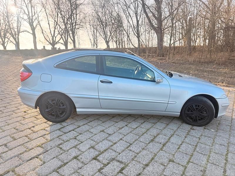 Gebraucht Mercedes C180 143 PS (105 kW) 2003 Silber Coupé