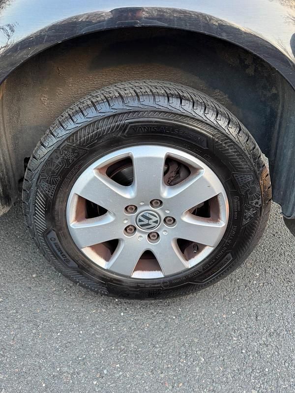 Second-hand VW Transporter 140 CP (102 kW) 2015 Negru Van