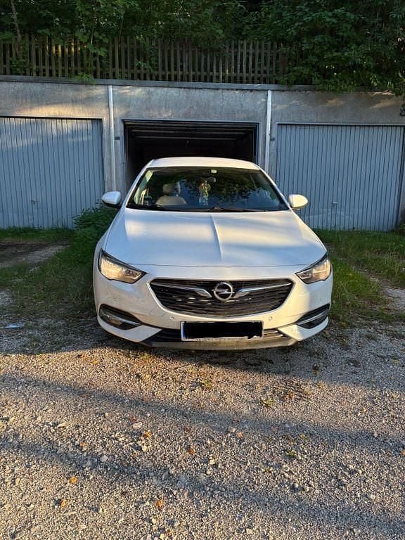 Usado Opel Insignia Eco 140 HP (102 kW) 2017 Branco Sedan
