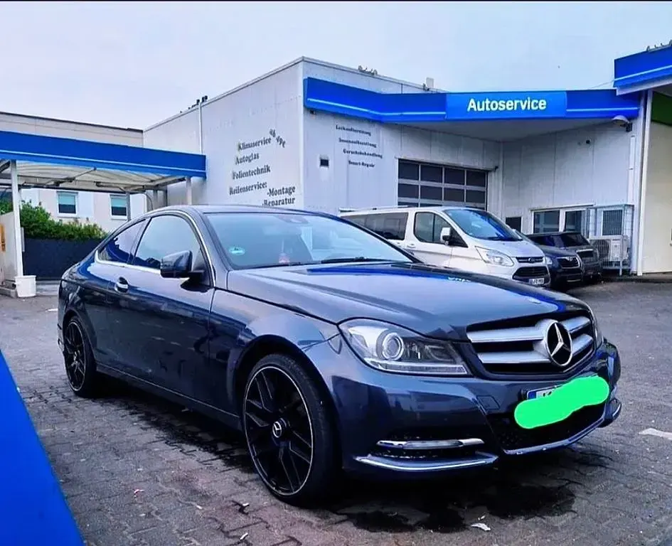 Gebraucht Mercedes C180 156 PS (114 kW) 2011 Schwarz Coupé