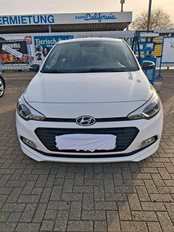 Weiß Gebraucht 2018 Hyundai i20 Passion Plus Kleinwagen | 8.900 € (Guter Preis) - Bild 1/4