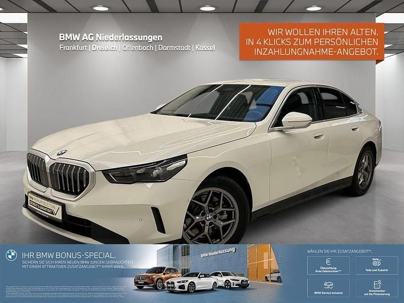 Weiß Gebraucht 2024 BMW 520 Comfort Edition Limousine | 51.880 € (Superpreis) - Bild 1/3