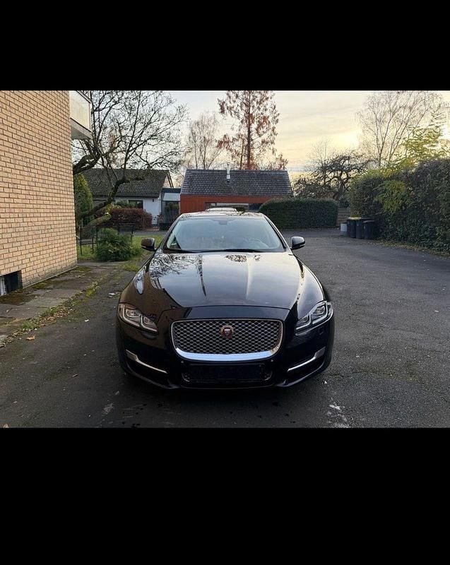 Schwarz Gebraucht 2016 Jaguar XJ Portfolio Limousine | 18.200 € (Fairer Preis) - Bild 1/4
