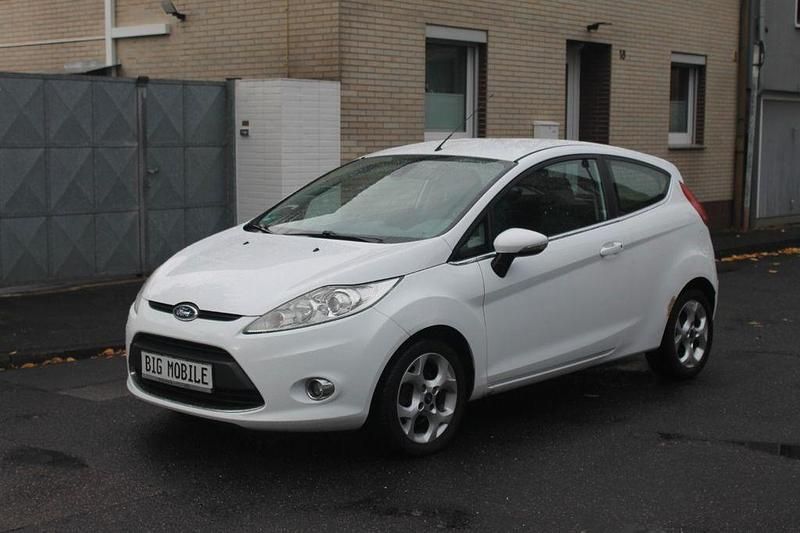 Gebraucht Ford Fiesta Titanium 82 PS (60 kW) 2010 Weiß Limousine