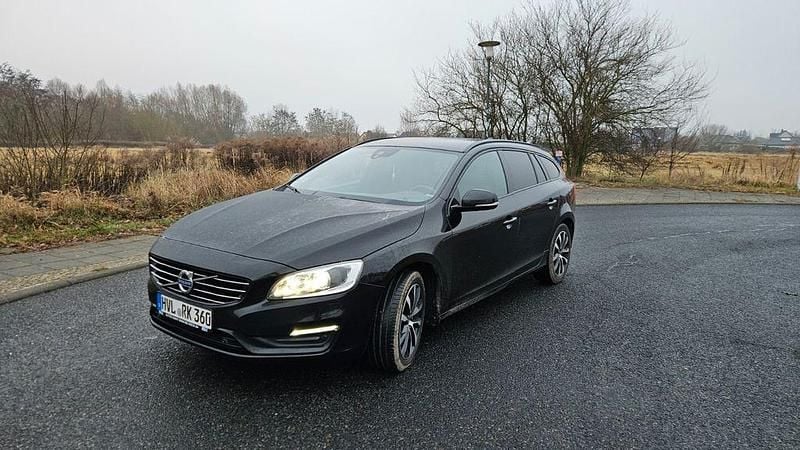 Schwarz Gebraucht 2017 Volvo V60 Linje Svart Kombi | 9.500 € (Fairer Preis) - Bild 1/4